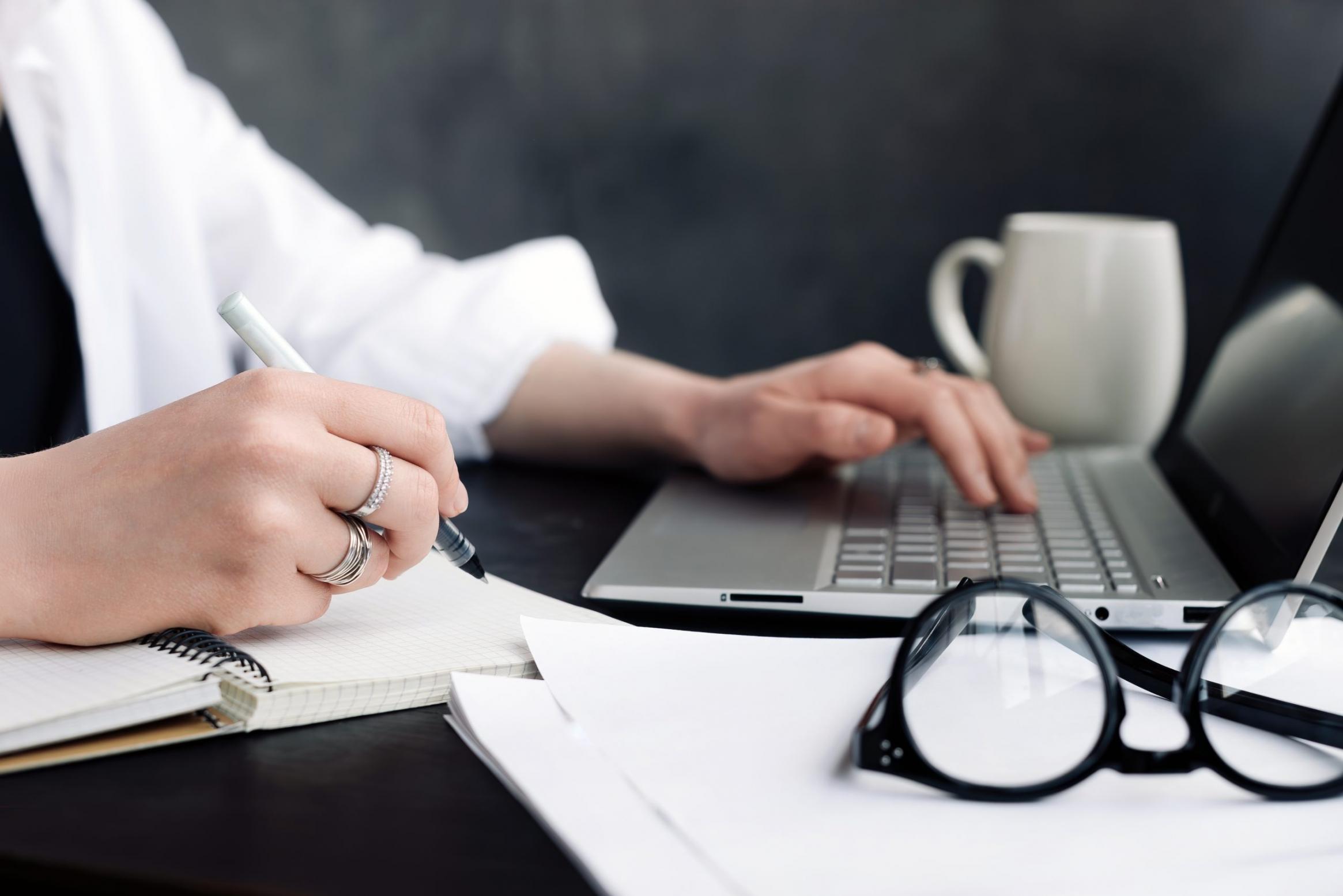 Grupo de empreendedores em discussão colaborativa